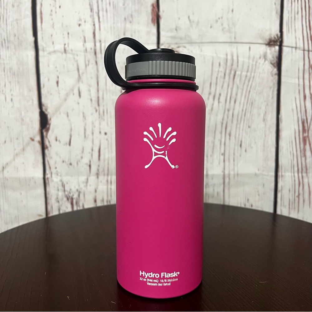 Hydro Flask Magenta Bottle with Black Lid 32oz Stainless Steel Vacuum insulated